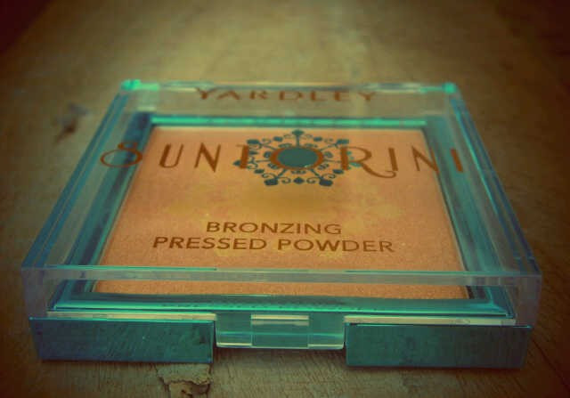 Yardley's Suntorini Pressed Bronzing Powder  in Sunset Glow