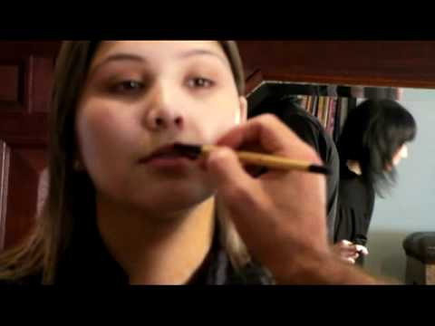 Eduardo Ferreira from Bobbi Brown Moisturizing the skin (Step 1 - Continued)