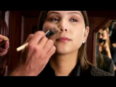 Eduardo Ferreira from Bobbi Brown Step 3.1 applying Foundation