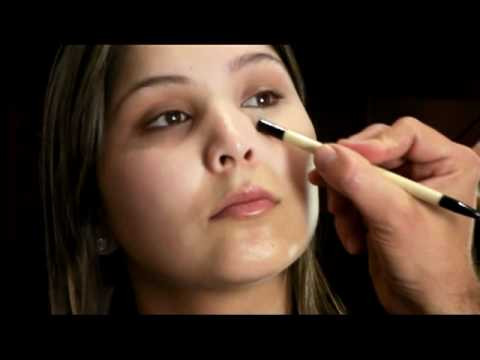 Eduardo Ferreira from Bobbi Brown Step 2 applying concealer